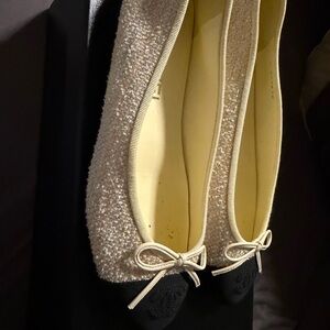 CHANEL Cream and Black Textured Tweed Flats